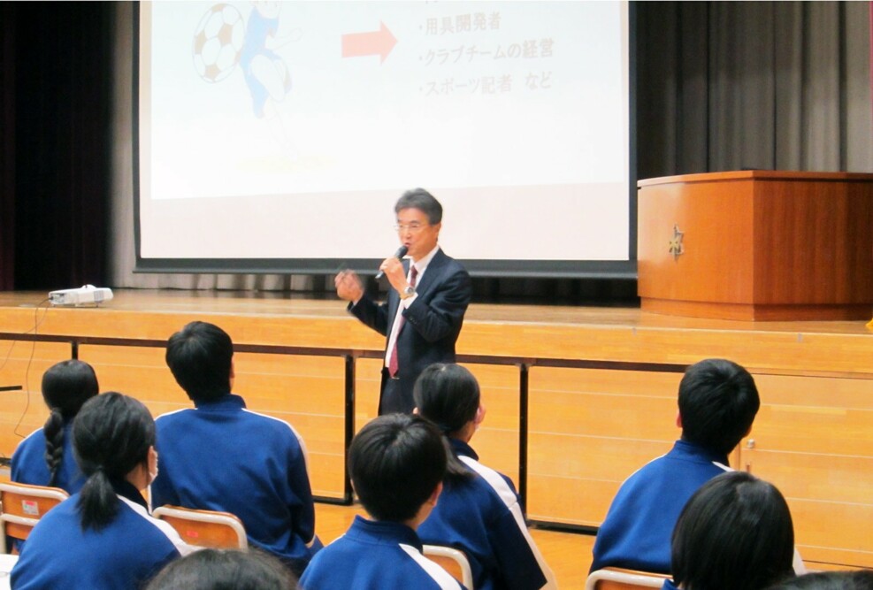 経営法学部の成田昌造教授が弘前市立第二中学校で講演しました