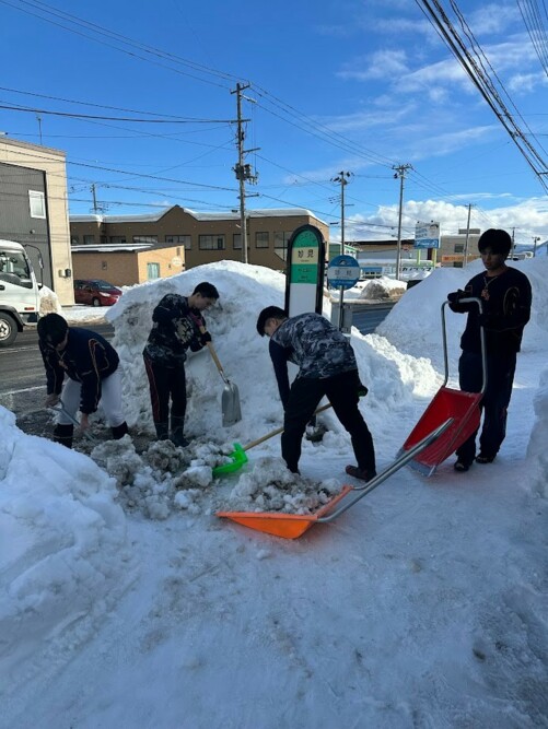 硬式野球部が大学周辺の雪片付けボランティアを行いました