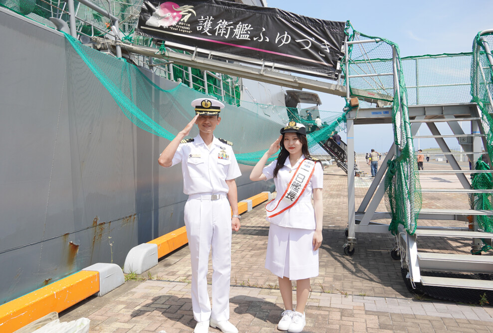 経営法学部の学生が護衛艦「ふゆづき」の一日艦長を務めました