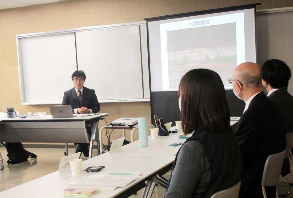 「行政学に関する勉強会」の講師を経営法学部の小関准教授が務めました