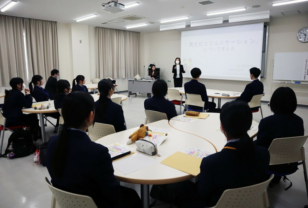 青森商業高校との連携講義「異文化コミュニケーションについて考える」を実施しました（5/8）