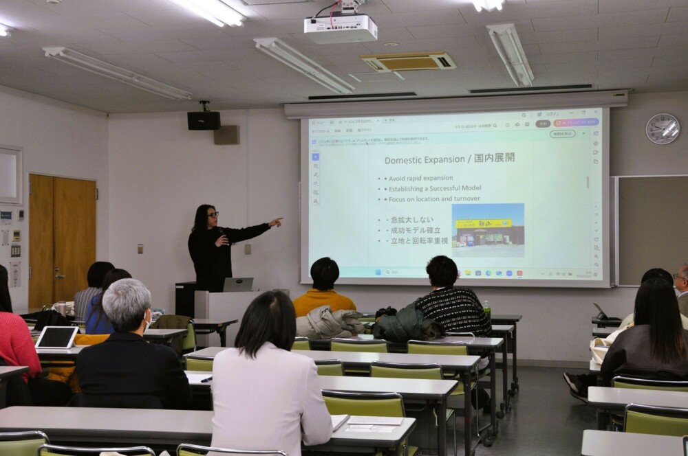 経営法学部グローバル人材養成プログラム3年生最終授業（個人研究発表）が行われました