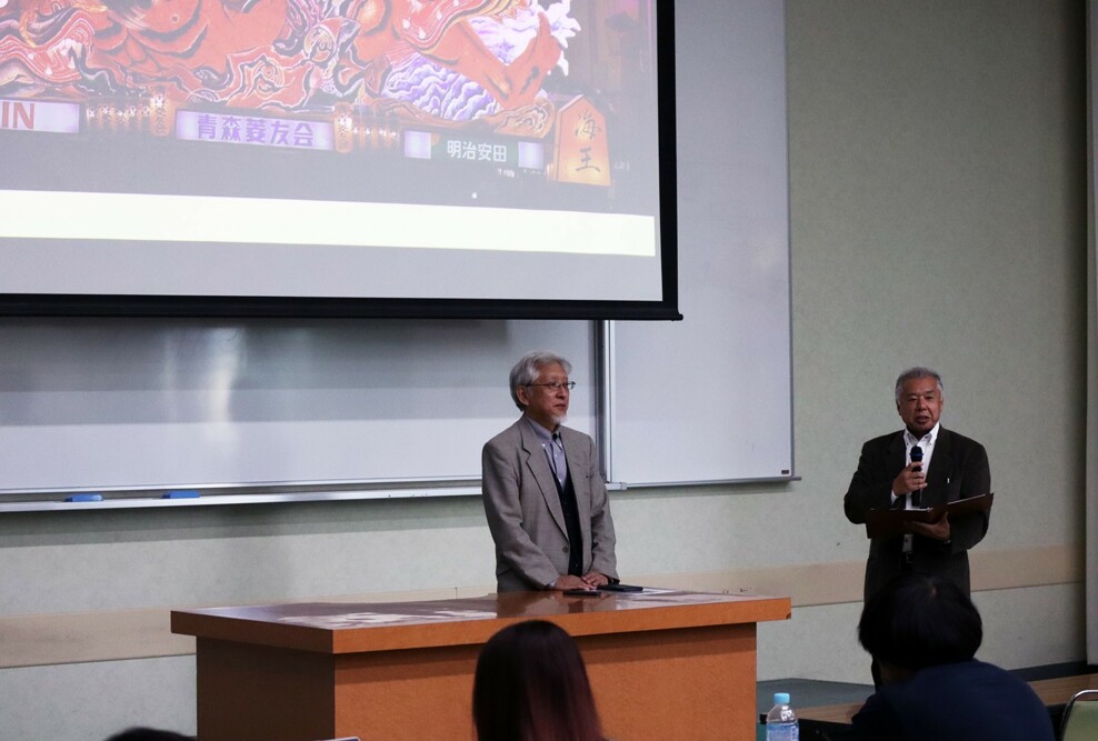 経営法学部「地域観光論」のゲストティーチャーにねぶた師の竹浪比呂央氏をお招きしました