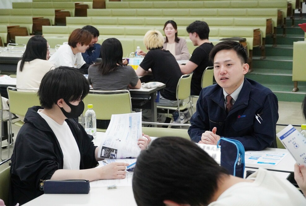 キャリアプランニングの授業で「地元企業×学生の本音トーク 卒業生編」を開催しました