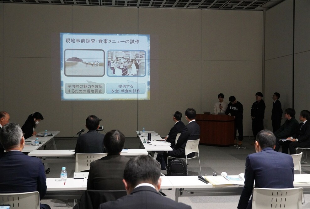 小関ゼミ（1年・探究の基礎メンバーと有志の学生）・2024年度 青森圏域連携中枢都市市町村長会議にて平内町を舞台にしたワーケーションの成果報告をしました
