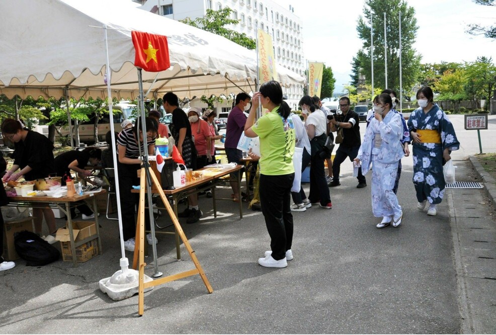 学園祭に来場した卒業生へ模擬店券をプレゼントします